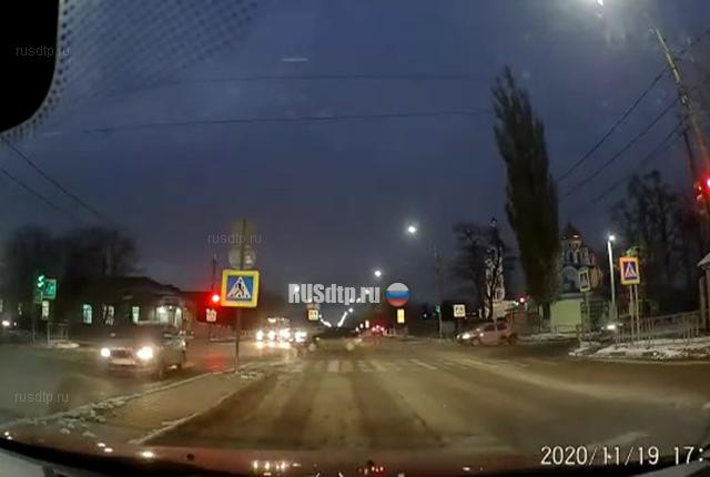 В Шахтах Skoda Fabia сбила женщину. ВИДЕО В Шахтах Skoda Fabia сбила женщину. ВИДЕО