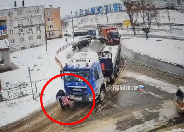 Наезд грузовика на пешехода в Холмске. ВИДЕО Наезд грузовика на пешехода в Холмске. ВИДЕО
