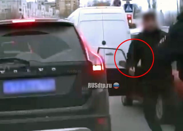 В Волгограде водитель избил инспектора ДПС железным прутом В Волгограде водитель избил инспектора ДПС железным прутом