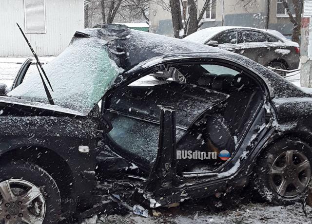 Hyundai Sonata врезался в дерево в Иванове. ВИДЕО