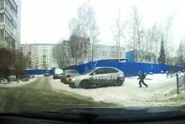 Женщина едва не наехала на ребенка Женщина едва не наехала на ребенка