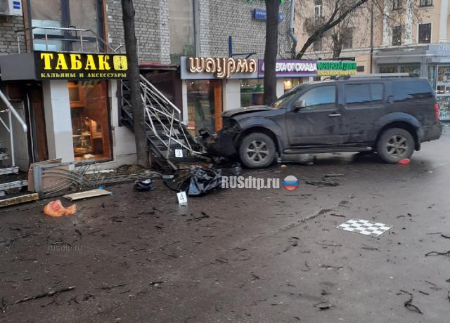 Внедорожник въехал в толпу пешеходов в Москве. ВИДЕО Внедорожник въехал в толпу пешеходов в Москве. ВИДЕО