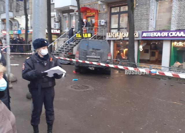 Внедорожник въехал в толпу пешеходов в Москве. ВИДЕО Внедорожник въехал в толпу пешеходов в Москве. ВИДЕО