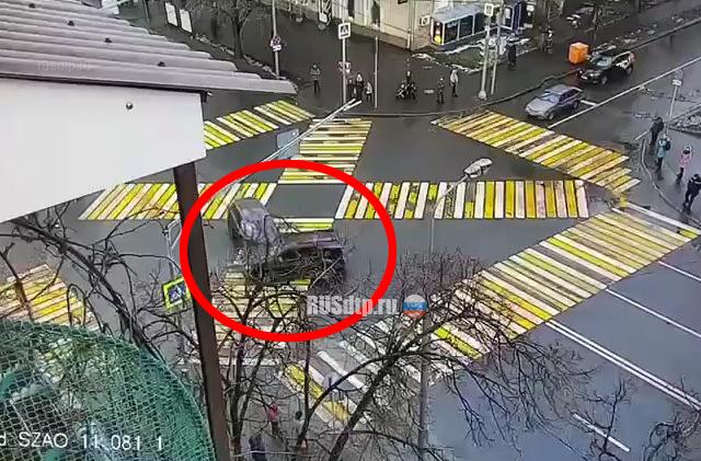 Внедорожник въехал в толпу пешеходов в Москве. ВИДЕО Внедорожник въехал в толпу пешеходов в Москве. ВИДЕО