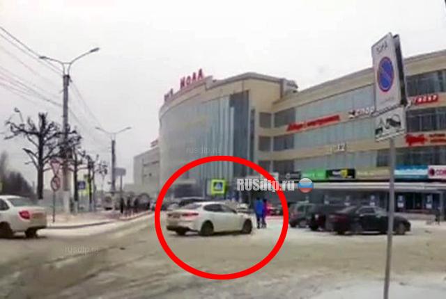 Момент наезда на пешеходов в Чебоксарах. ВИДЕО Момент наезда на пешеходов в Чебоксарах. ВИДЕО