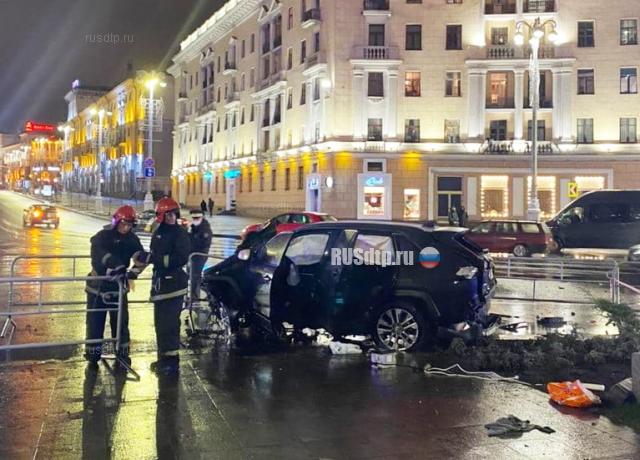 Автомобиль врезался в монумент на площади Победы в Минске