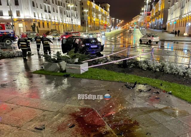 Автомобиль врезался в монумент на площади Победы в Минске