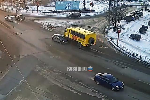 Автобус развернул легковушку на перекрестке в Ленинске-Кузнецком Автобус развернул легковушку на перекрестке в Ленинске-Кузнецком