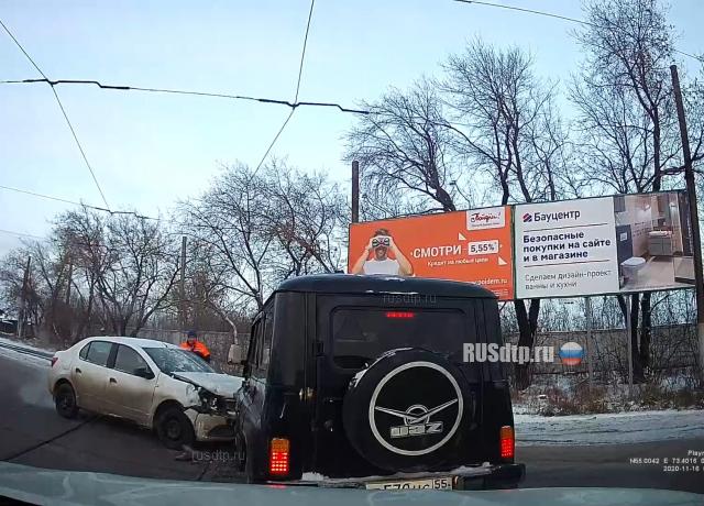 ДТП возле Горбатого моста в Омске ДТП возле Горбатого моста в Омске