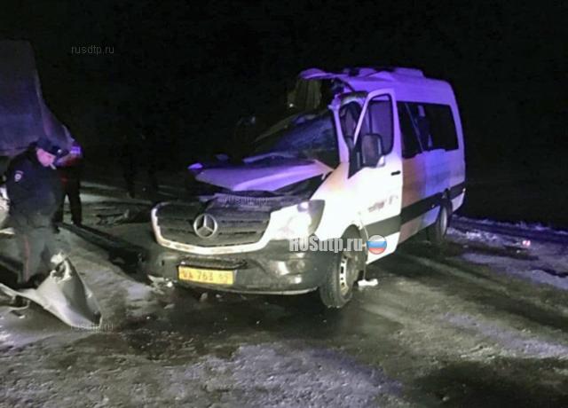В Саратовской области в ДТП с участием микроавтобуса погибла девушка