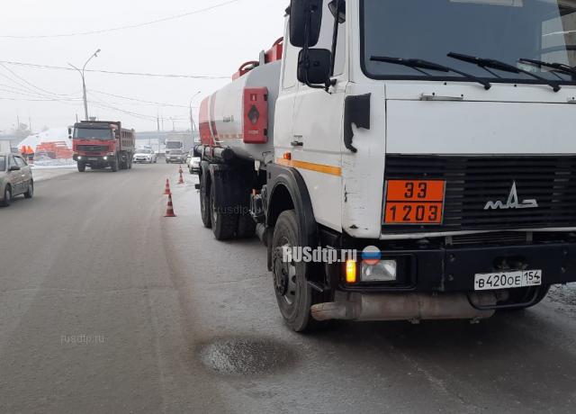 На улице Ипподромской в Новосибирске бензовоз сбил пешехода