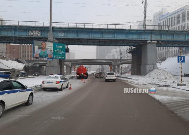 На улице Ипподромской в Новосибирске бензовоз сбил пешехода
