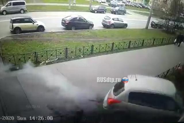 В Петербурге женщина на «Ниссане» врезалась в дом