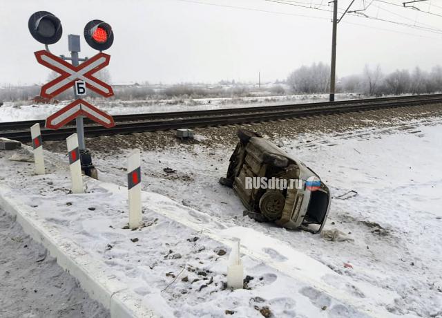 В Омской области женщина на «Тойоте» не успела проскочить перед поездом и погибла