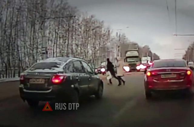Грузовик едва не сбил пешеходов в Чебоксарах