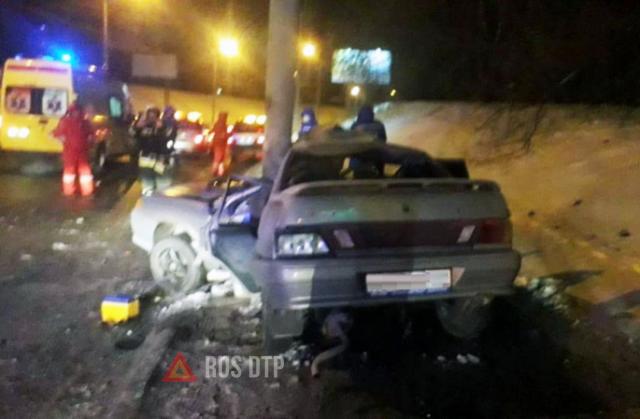 В Томске ВАЗ-2115 врезался в столб: погибли водитель и пассажир