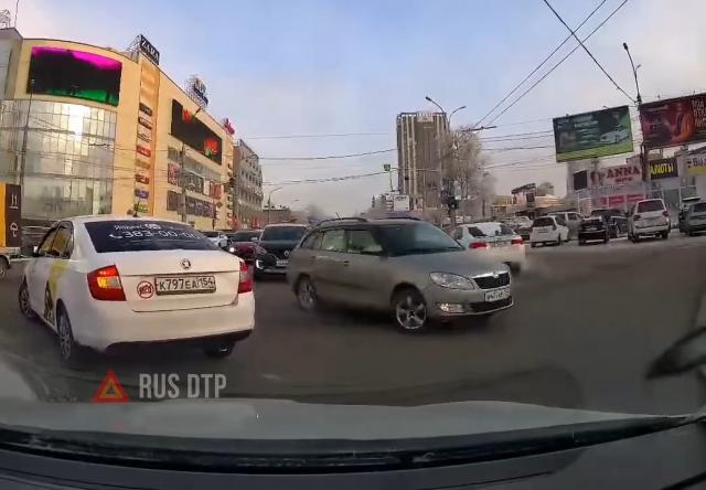 Момент ДТП с участием Porsche Panamera в Новосибирске