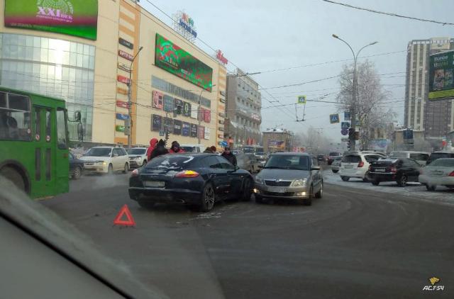 Момент ДТП с участием Porsche Panamera в Новосибирске