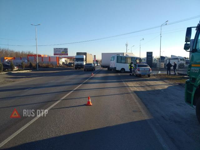 Момент ДТП с участием маршрутки и грузовика в Ленинакане