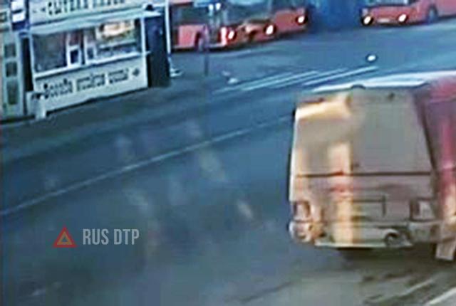 Женщина-водитель погибла под колесами своего автобуса
