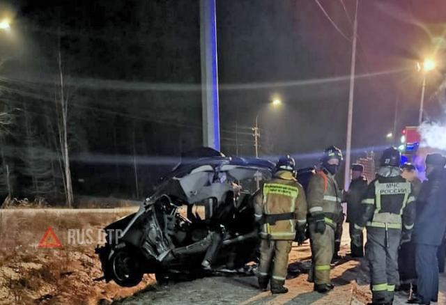 Renault Fluence врезался в столб на Белоостровском шоссе