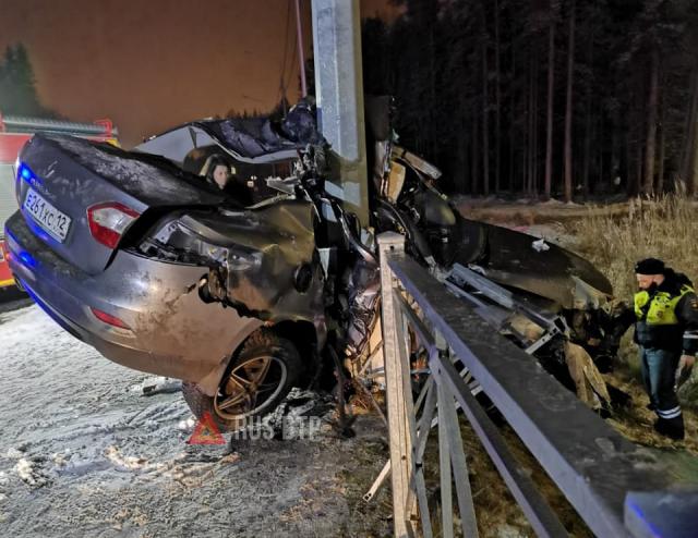 Renault Fluence врезался в столб на Белоостровском шоссе