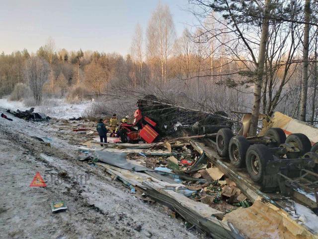 Трое погибли в ДТП с участием фуры и минивена в Котельничском районе