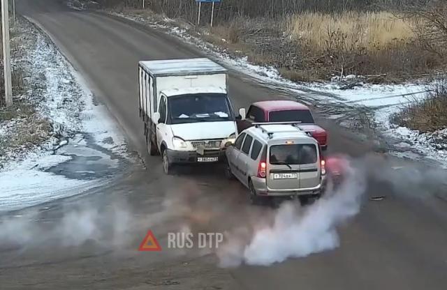 Три автомобиля столкнулись на ровном месте в Узловой Три автомобиля столкнулись на ровном месте в Узловой