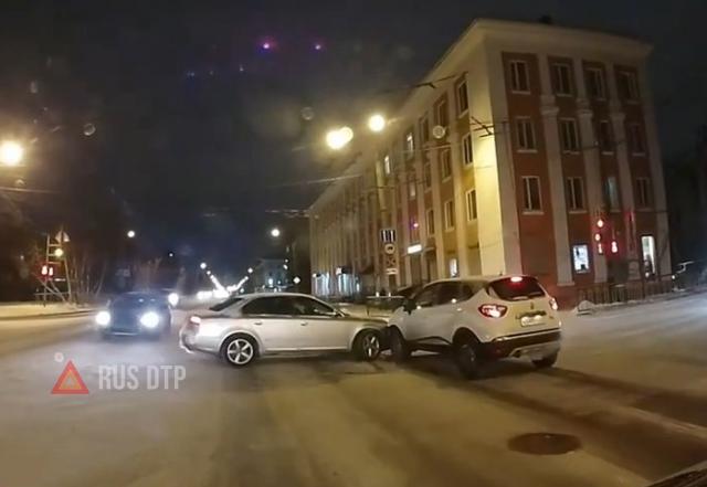 Audi не пропустил Renault на перекрестке в Мурманске Audi не пропустил Renault на перекрестке в Мурманске
