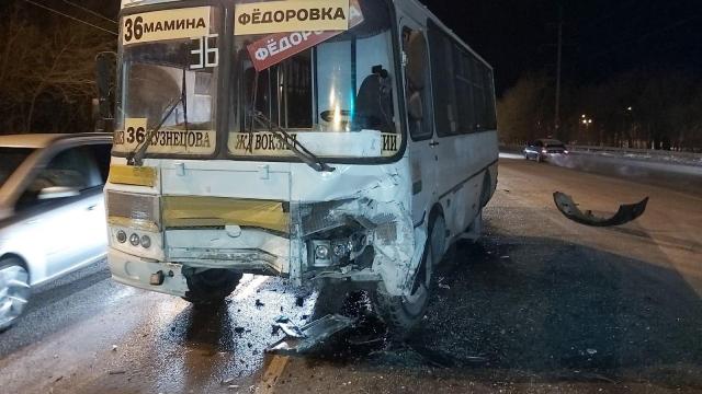 В Челябинске 26-летняя девушка на автомобиле Ford Focus врезалась в автобус