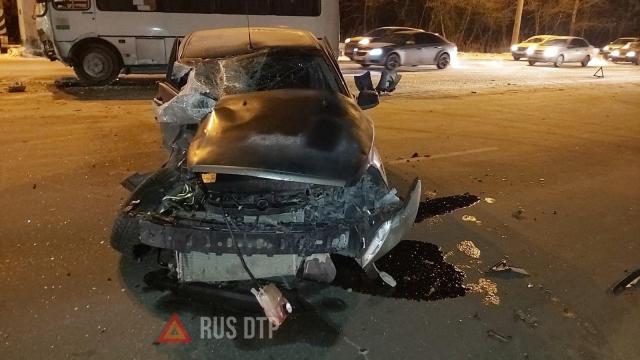 В Челябинске 26-летняя девушка на автомобиле Ford Focus врезалась в автобус
