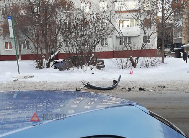 В Кемерове BMW сбил трех человек на остановке. ВИДЕО