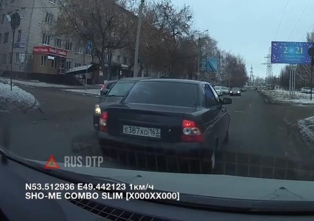 Момент тройного ДТП на перекрестке в Тольятти Момент тройного ДТП на перекрестке в Тольятти