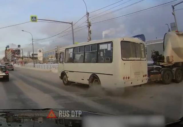 Момент ДТП с участием цементовоза и автобуса в Новосибирске