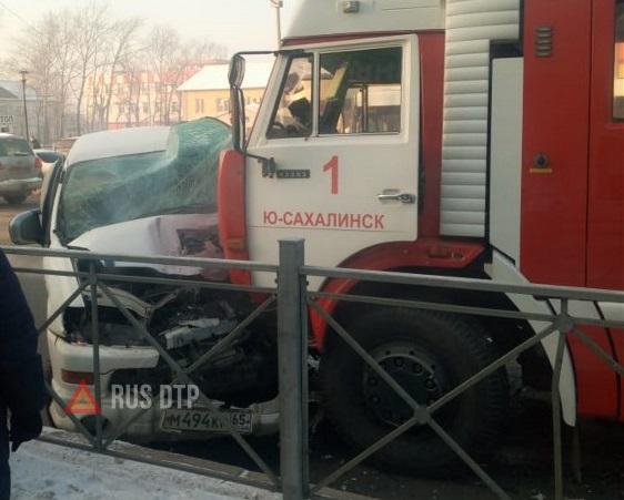 В Южно-Сахалинске пожарная машина столкнулась с микроавтобусом