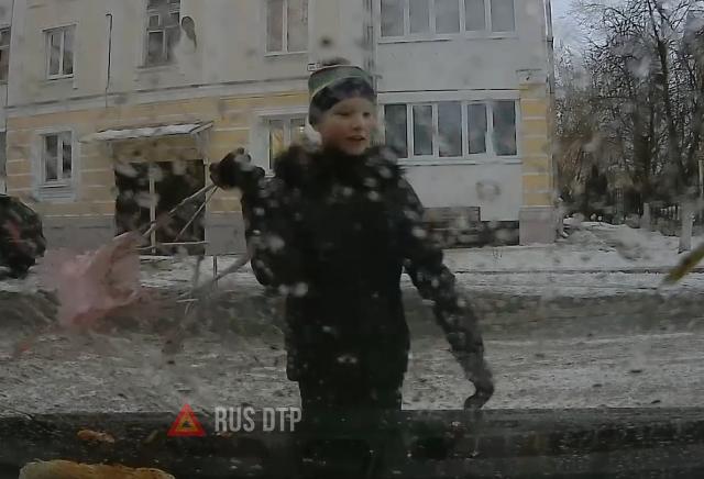 В Костроме юные вандалы изуродовали припаркованную машину В Костроме юные вандалы изуродовали припаркованную машину