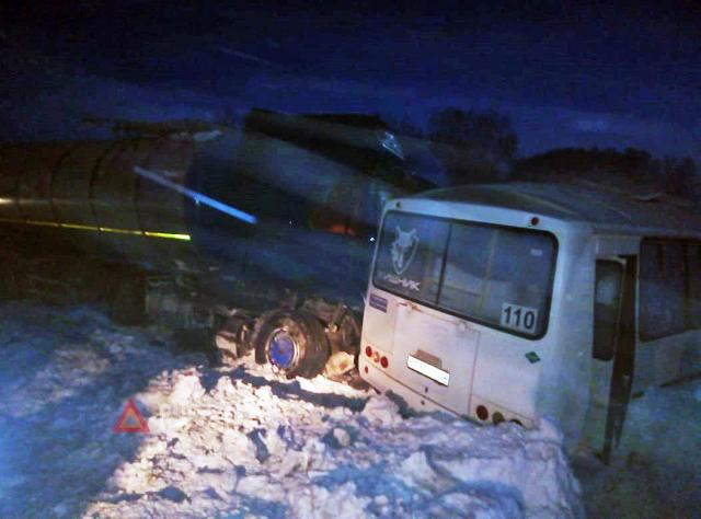 Один человек погиб в ДТП с автобусом и грузовиком на Чуйском тракте