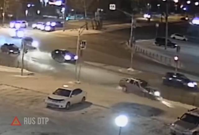 ВАЗ-2115 не вписался в поворот в Омске ВАЗ-2115 не вписался в поворот в Омске