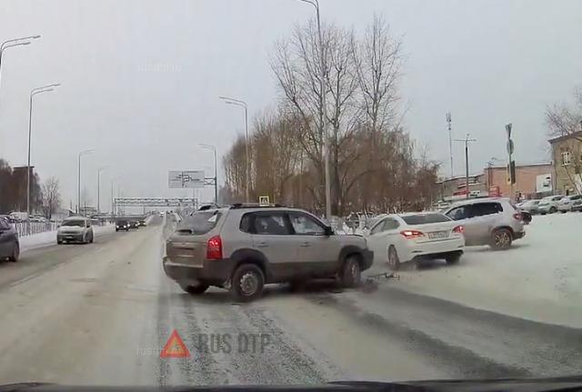 Момент тройного ДТП в Тюмени Момент тройного ДТП в Тюмени
