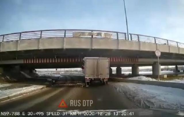 Грузовик не проехал под «мостом глупости» в Петербурге