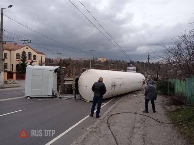 Газовоз не вписался в поворот в Житомире