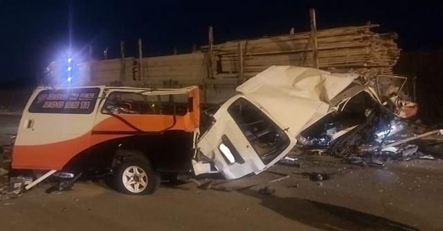 В Приморье микроавтобус разорвало от столкновения с грузовиком