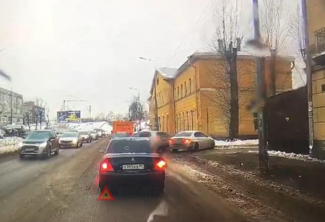 Водитель BMW пытается уйти от наказания (c)