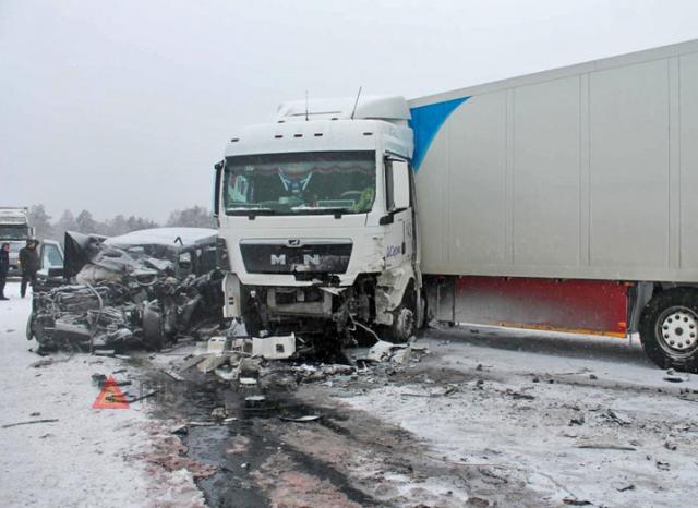 Водитель и пассажирка внедорожника погибли в ДТП на трассе «Сибирь»