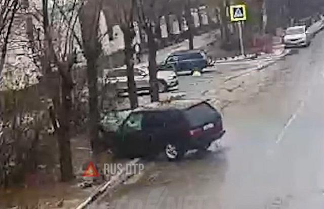 Женщина на внедорожнике врезалась в дерево в Волжском Женщина на внедорожнике врезалась в дерево в Волжском