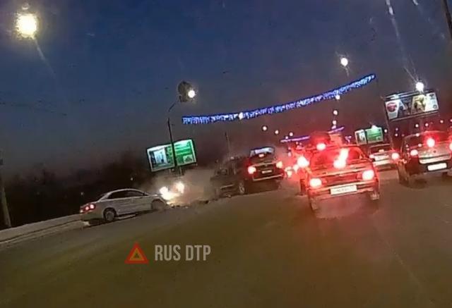ДТП на Ленинградском мосту в Омске ДТП на Ленинградском мосту в Омске