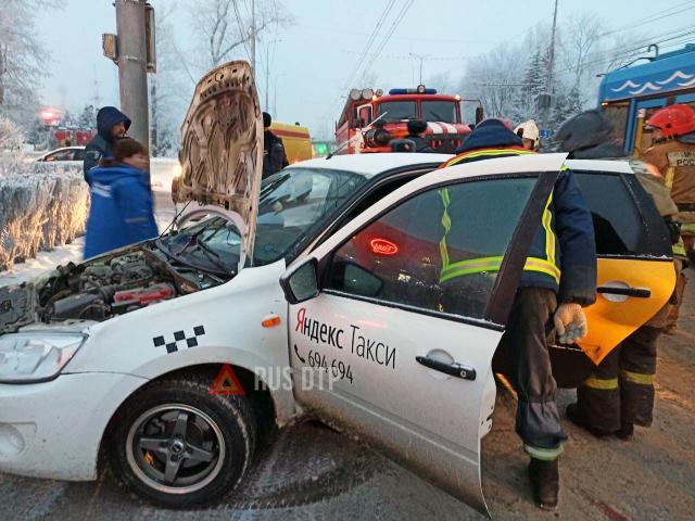 Пассажирка такси погибла в утреннем ДТП в Саратове