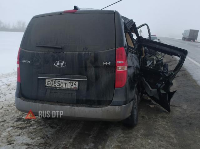 Четверо погибли в ДТП с участием микроавтобуса и фуры в Ростовской области