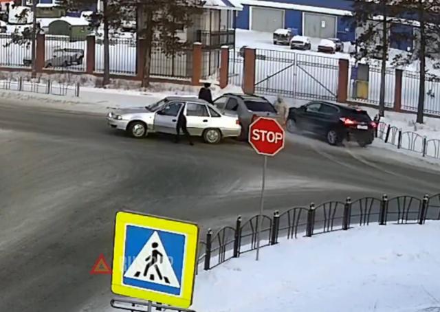 Остановился для поворота налево Остановился для поворота налево