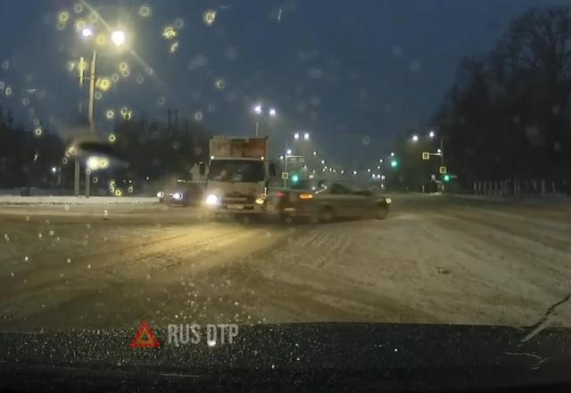 ДТП в Уфе на перекрестке ДТП в Уфе на перекрестке